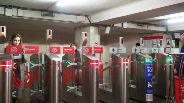 Μόσχα. Ρωσία. 1η Νοεμβρίου 2020. Οι επιβάτες με ιατρικές μάσκες περνούν από αυτόματες περιστροφές σε σταθμό του μετρό. — Αρχείο Βίντεο
