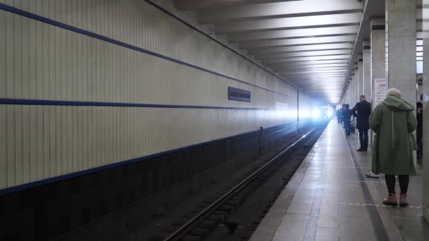 Pasajeros con máscaras protectoras a bordo y desembarcan de vagones de metro. — Vídeo de stock