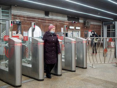 Yolcular Moskova metro istasyonundaki otomatik turnikelerden geçiyorlar.. 