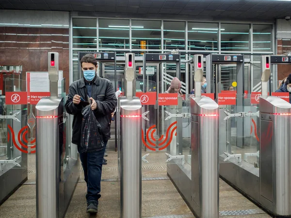 Yolcular Moskova metro istasyonundaki otomatik turnikelerden geçiyorlar.. 