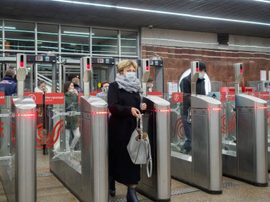 Yolcular Moskova metro istasyonundaki otomatik turnikelerden geçiyorlar.. 