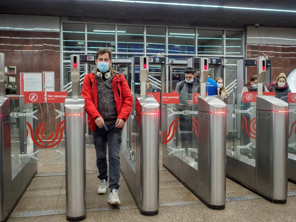 Passengers pass through automatic turnstiles at the Moscow metro station. — Stock Photo, Image