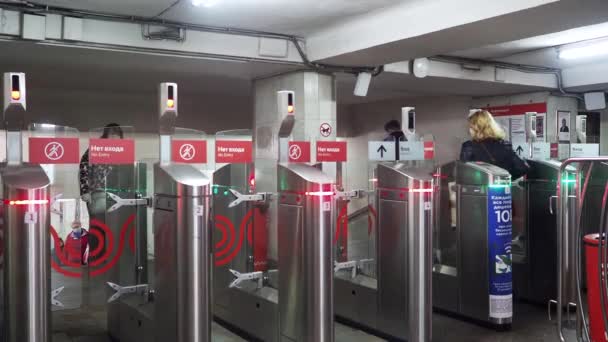 Moscou. La Russie. 1er novembre 2020. Les passagers portant des masques médicaux passent par des tourniquets automatiques à une station de métro. — Video