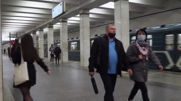 Maskerade passagerare vid en tunnelbanestation. — Stockvideo