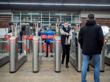 Yolcular Moskova metro istasyonundaki otomatik turnikelerden geçiyorlar.. 