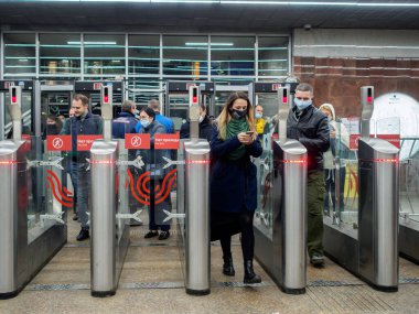 Yolcular Moskova metro istasyonundaki otomatik turnikelerden geçiyorlar.. 