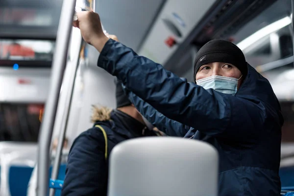 Mosca. Russia. 11 novembre 2020. Un uomo in un autobus urbano con una maschera protettiva medica. — Foto Stock
