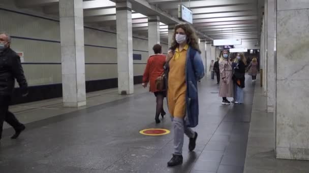 Maskierte Passagiere an einer U-Bahn-Station. — Stockvideo