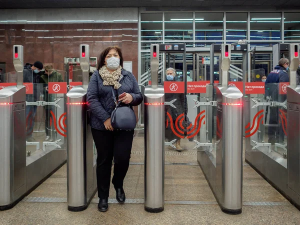 Yolcular Moskova metro istasyonundaki otomatik turnikelerden geçiyorlar.. — Stok fotoğraf