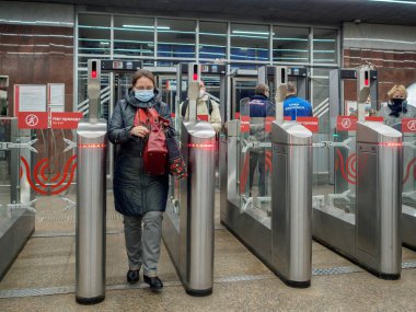 Yolcular Moskova metro istasyonundaki otomatik turnikelerden geçiyorlar.. 