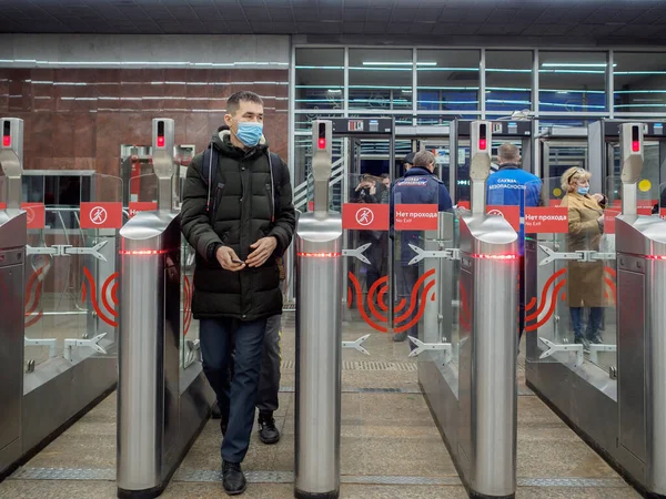 Пассажиры проходят через автоматические турникеты на станции метро "Москва". — стоковое фото