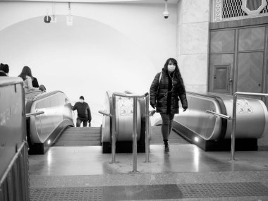 Metro yolcuları yeraltından yürüyen merdivene biniyor.. 