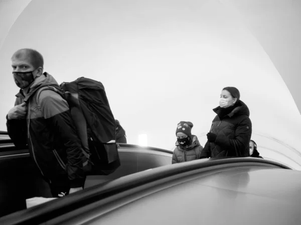 Metro passagiers nemen een roltrap van ondergronds. — Stockfoto