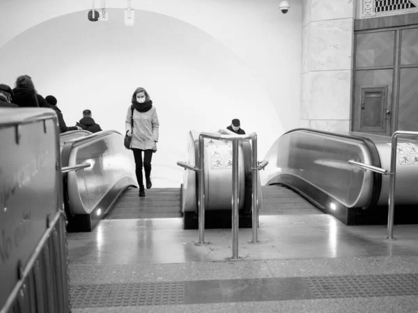 Los pasajeros del metro toman una escalera mecánica del metro. — Foto de Stock