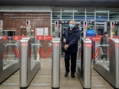 Yolcular Moskova metro istasyonundaki otomatik turnikelerden geçiyorlar.. 