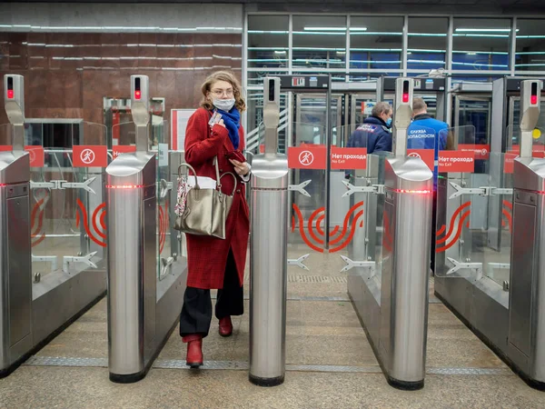 Пассажиры проходят через автоматические турникеты на станции метро "Москва". — стоковое фото