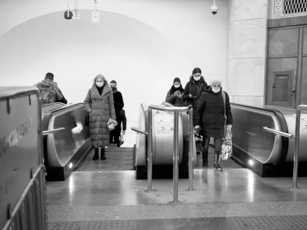 Passageiros do metrô pegam uma escada rolante do subterrâneo. — Fotografia de Stock