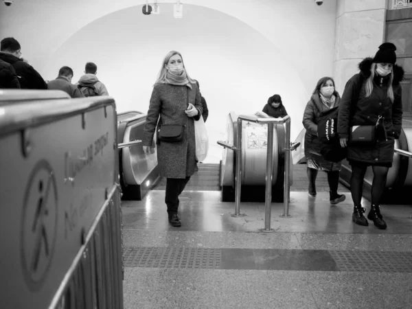 Passageiros do metrô pegam uma escada rolante do subterrâneo. — Fotografia de Stock