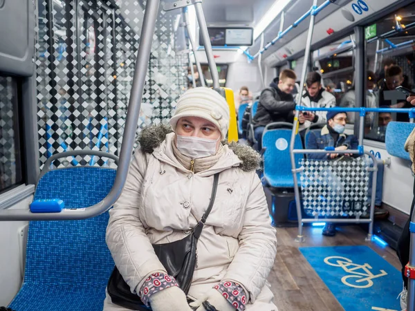 Женщина в абусе с медицинской маской на лице. — стоковое фото