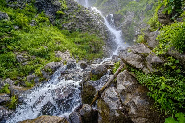 Kafkasya 'daki dağ nehrinin vahşi şelalesinin manzarası. — Stok fotoğraf