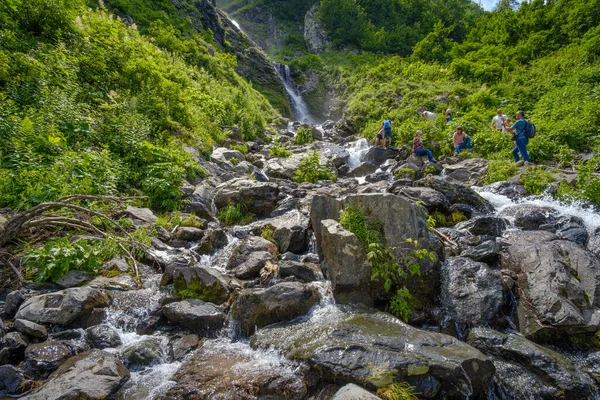 İnsanlar Kafkas dağlarındaki şelaleleri ziyaret ediyor. — Stok fotoğraf