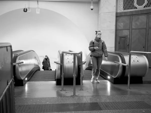 Los pasajeros del metro toman una escalera mecánica del metro. — Foto de Stock