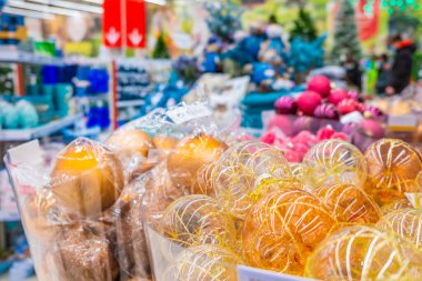 Yılbaşı gecesi ağaç süslemeleri ve Noel oyuncakları satışı.