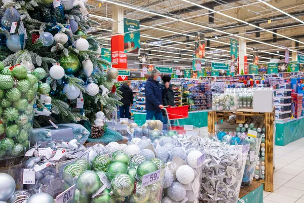 Színes karácsonyi labdák egy karácsonyfa ágain egy áruházban.. — Stock Fotó