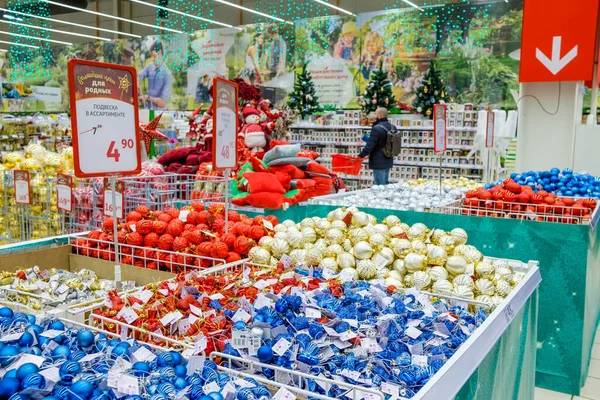 Szilveszter eladó fa dekorációk és karácsonyi játékok. — Stock Fotó