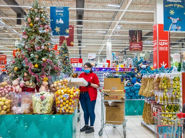 Kerstballen op de takken van een kerstboom in een warenhuis. — Stockfoto