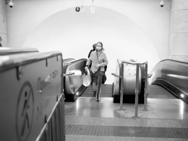 Los pasajeros del metro toman una escalera mecánica del metro. —  Fotos de Stock