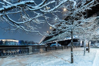 Moskva Nehri üzerindeki köprünün kışın gece görüntüsü.