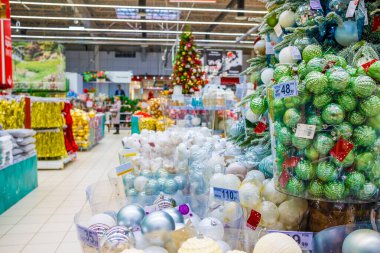 Yılbaşı gecesi ağaç süslemeleri ve Noel oyuncakları satışı.