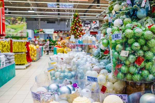 Szilveszter eladó fa dekorációk és karácsonyi játékok. — Stock Fotó