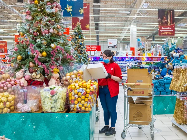 Kerstballen op de takken van een kerstboom in een warenhuis. — Stockfoto