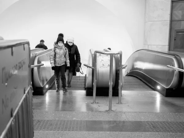 Los pasajeros del metro toman una escalera mecánica del metro. — Foto de Stock