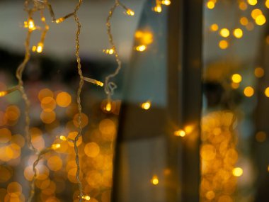 LED Noel ışıklarına odaklan. Sihirli Yeni Yıl ışıklandırması.