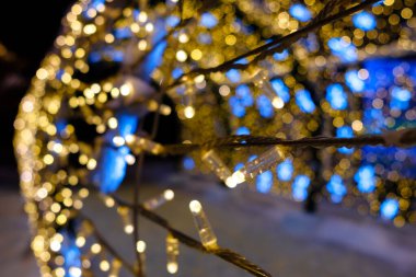 LED Noel ışıklarına odaklan. Sihirli Yeni Yıl ışıklandırması.