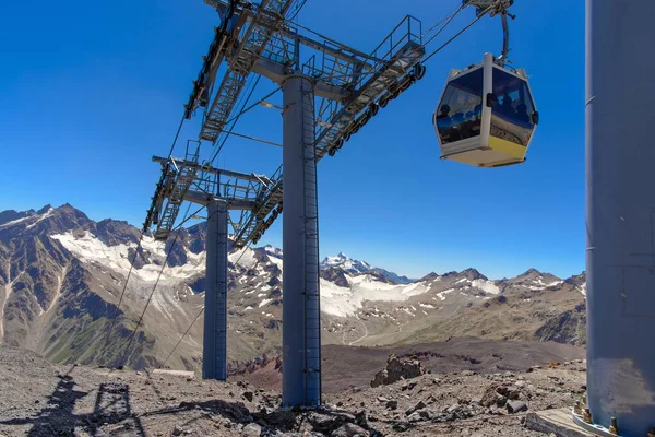 Dağlardaki bir uçurumun üzerinde kablo araba kulübesi.. 