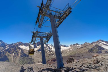 Dağlardaki bir uçurumun üzerinde kablo araba kulübesi.. 