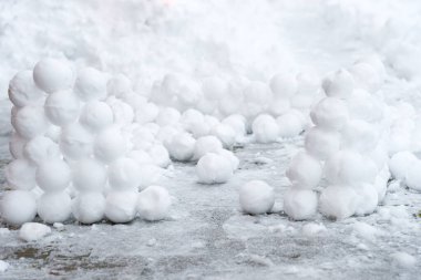Karda bir sürü yuvarlak kartopu var. Kış eğlencesi.