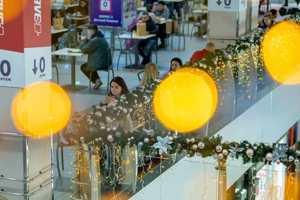 Moskou. Rusland. 8 december 2020. Mensen zitten aan tafels in het winkelcentrum. — Stockfoto