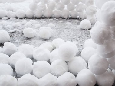 Karda bir sürü yuvarlak kartopu var. Kış eğlencesi.