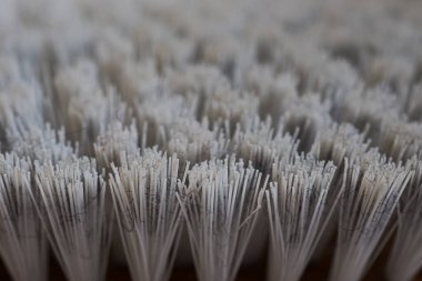 Giysiler için fırça yığınına odaklan.