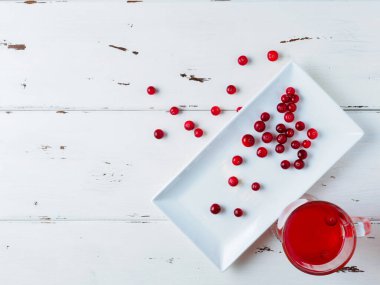 Cam bardaktaki taze içecekteki kızılcıklara odaklan. 