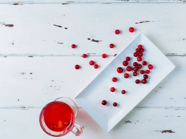 Cam bardaktaki taze içecekteki kızılcıklara odaklan. 