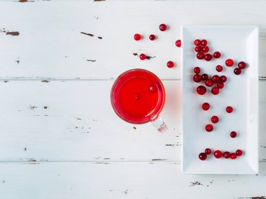 Cam bardaktaki taze içecekteki kızılcıklara odaklan. 