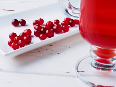 Beyaz dikdörtgen seramik tabakta yaban mersinlerine odaklanın..