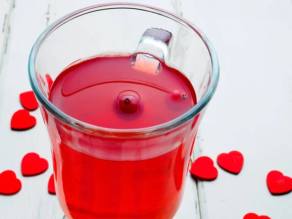 Enfoque selectivo en los arándanos en una bebida fresca en una taza de vidrio — Foto de Stock