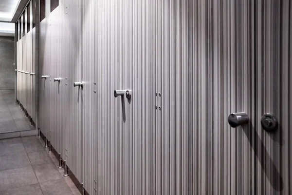 Una fila de puertas de inodoro cerradas en un inodoro público moderno. — Foto de Stock